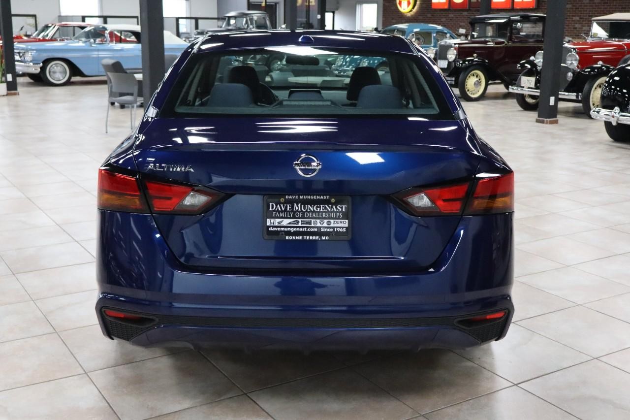 Nissan Altima Vehicle Full-screen Gallery Image 5