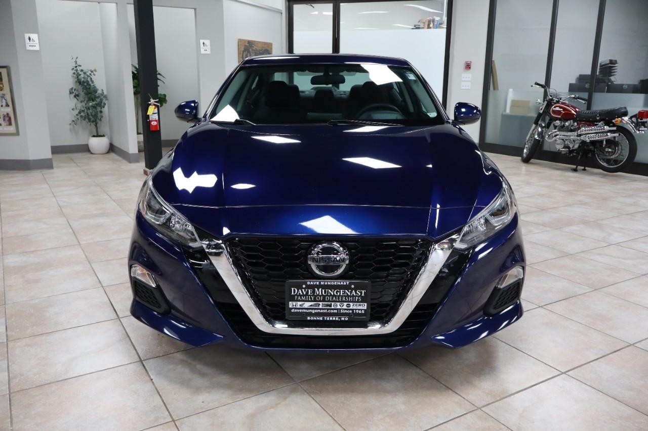 Nissan Altima Vehicle Full-screen Gallery Image 9