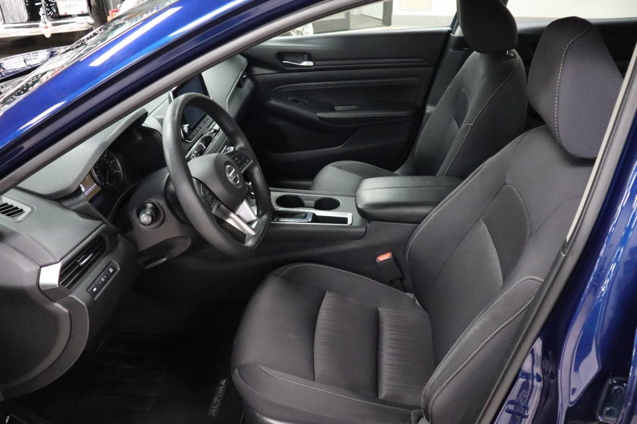 Nissan Altima Vehicle Full-screen Gallery Image 10