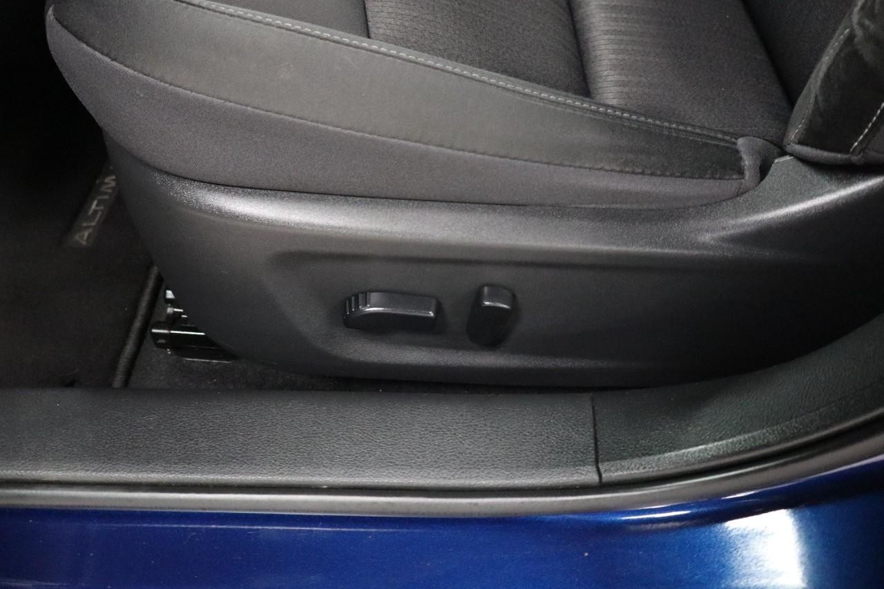 Nissan Altima Vehicle Full-screen Gallery Image 11