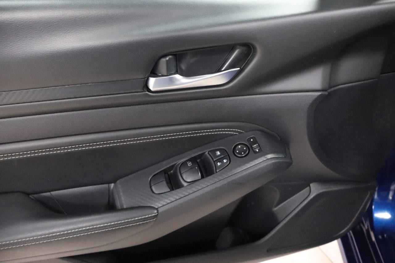 Nissan Altima Vehicle Full-screen Gallery Image 12