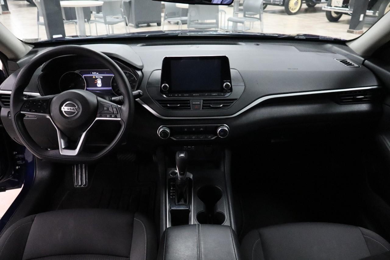 Nissan Altima Vehicle Full-screen Gallery Image 13