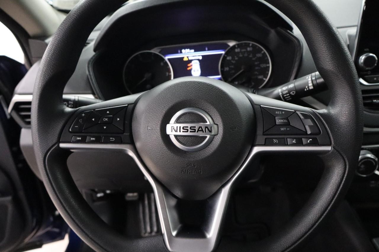 Nissan Altima Vehicle Full-screen Gallery Image 14