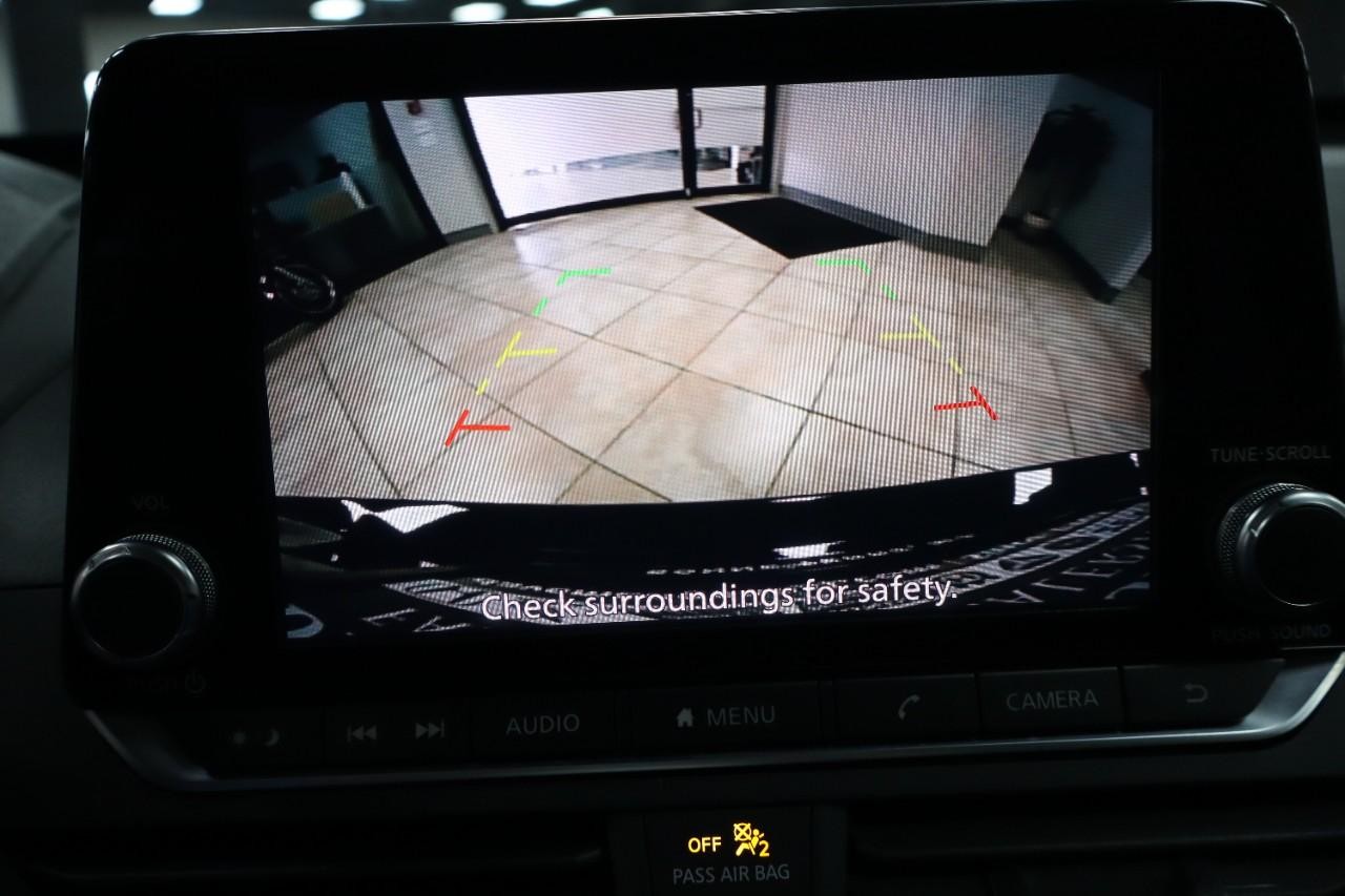 Nissan Altima Vehicle Full-screen Gallery Image 15