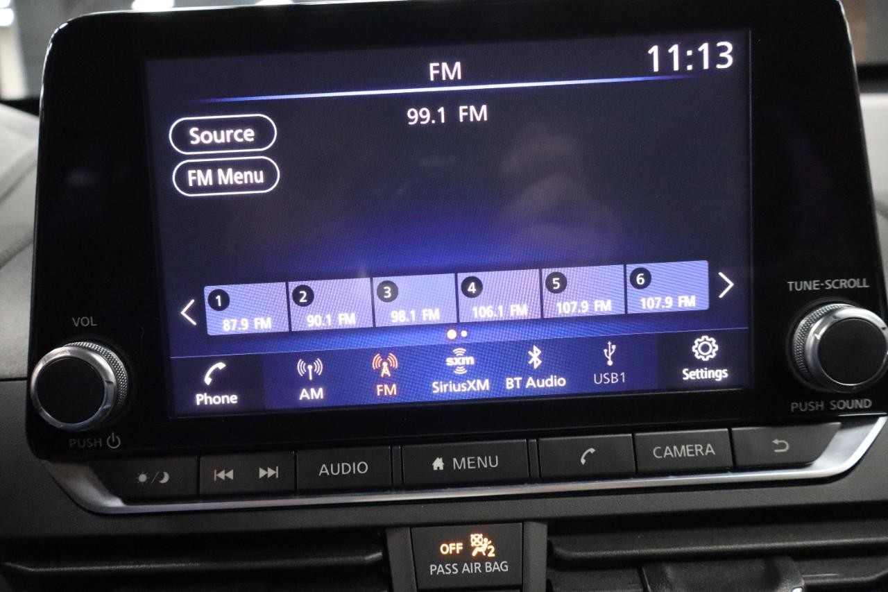 Nissan Altima Vehicle Full-screen Gallery Image 16