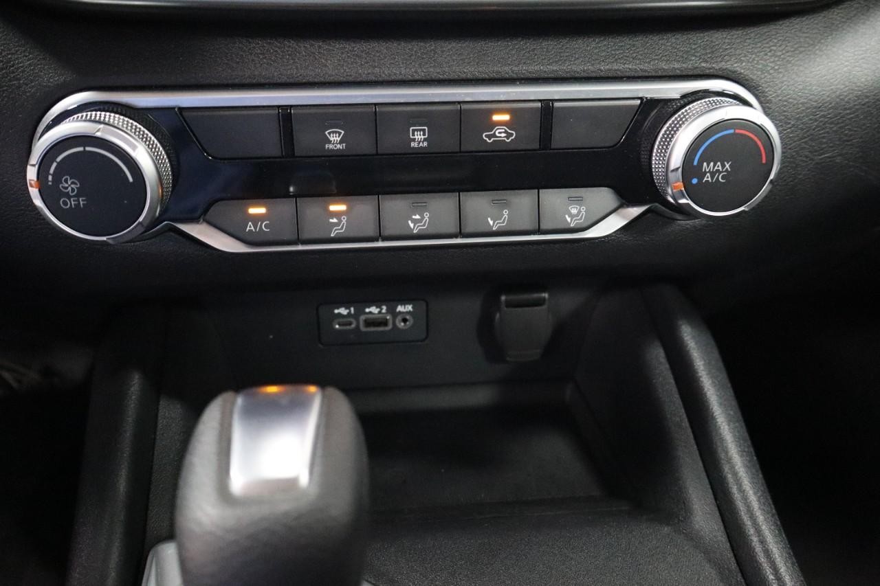 Nissan Altima Vehicle Full-screen Gallery Image 17