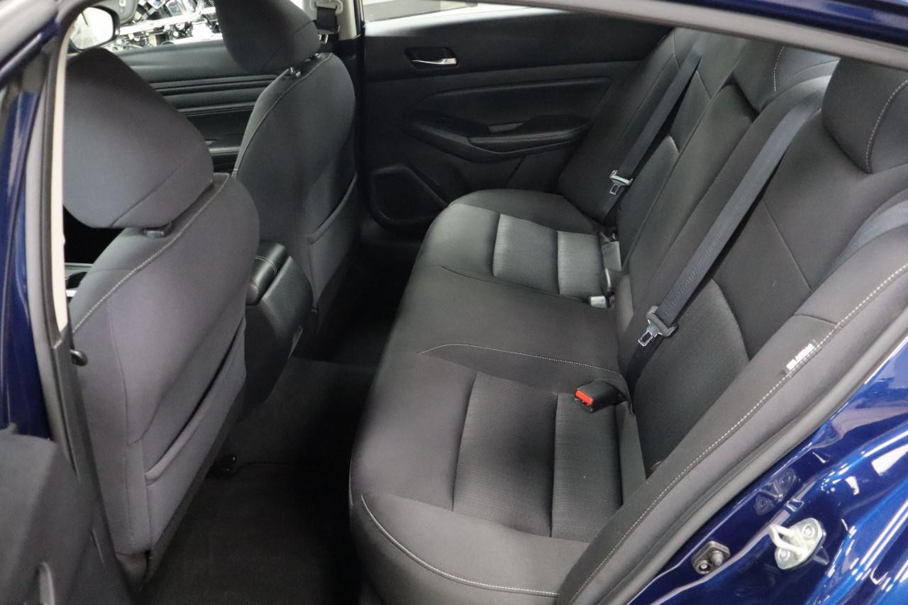 Nissan Altima Vehicle Full-screen Gallery Image 18