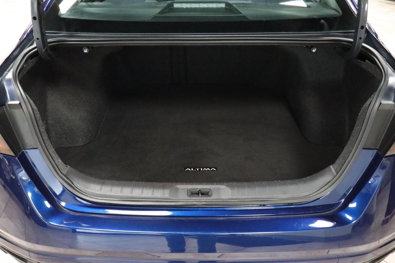 Nissan Altima Vehicle Full-screen Gallery Image 19