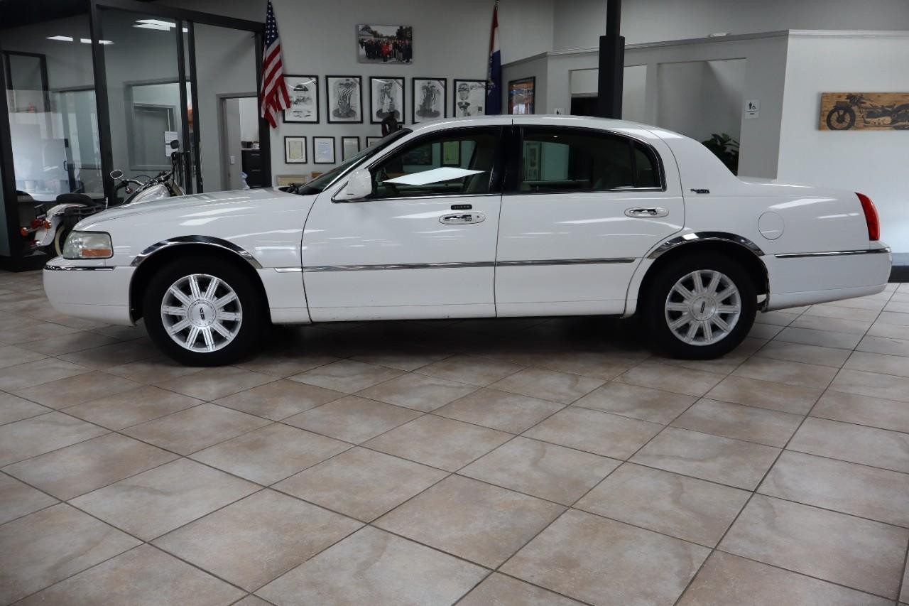 Lincoln Town Car Vehicle Full-screen Gallery Image 2