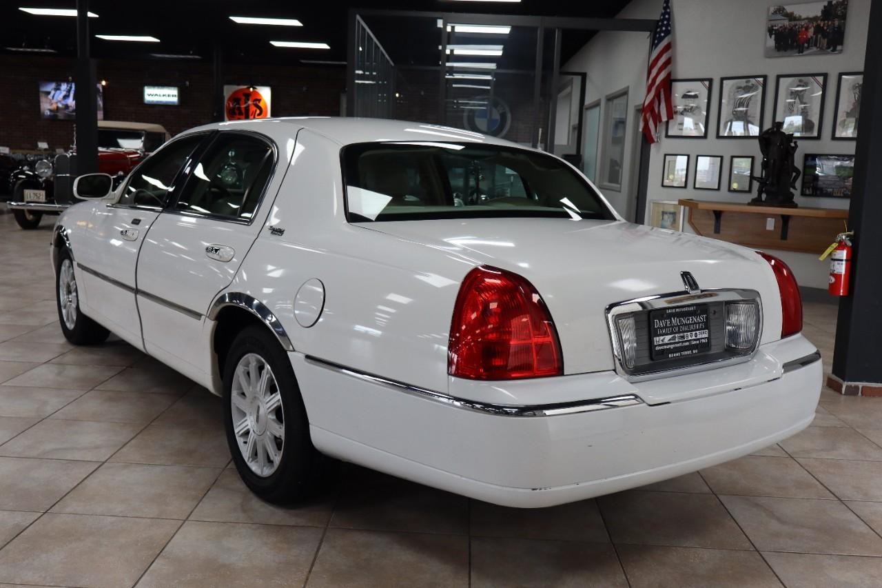 Lincoln Town Car Vehicle Full-screen Gallery Image 3