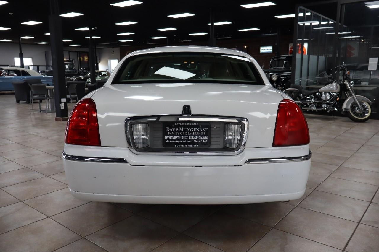 Lincoln Town Car Vehicle Full-screen Gallery Image 4