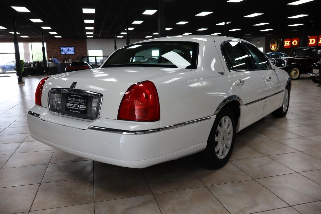 Lincoln Town Car Vehicle Full-screen Gallery Image 5