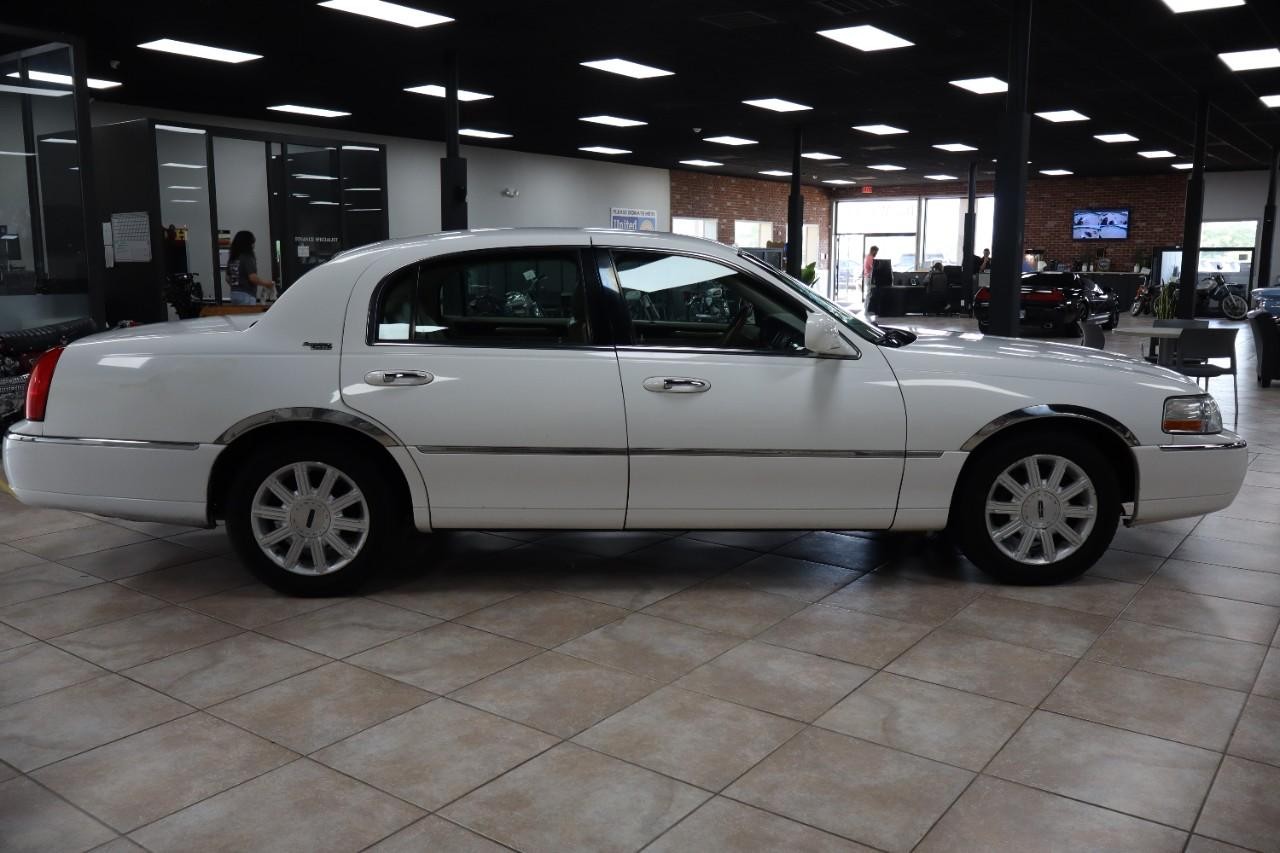Lincoln Town Car Vehicle Full-screen Gallery Image 6
