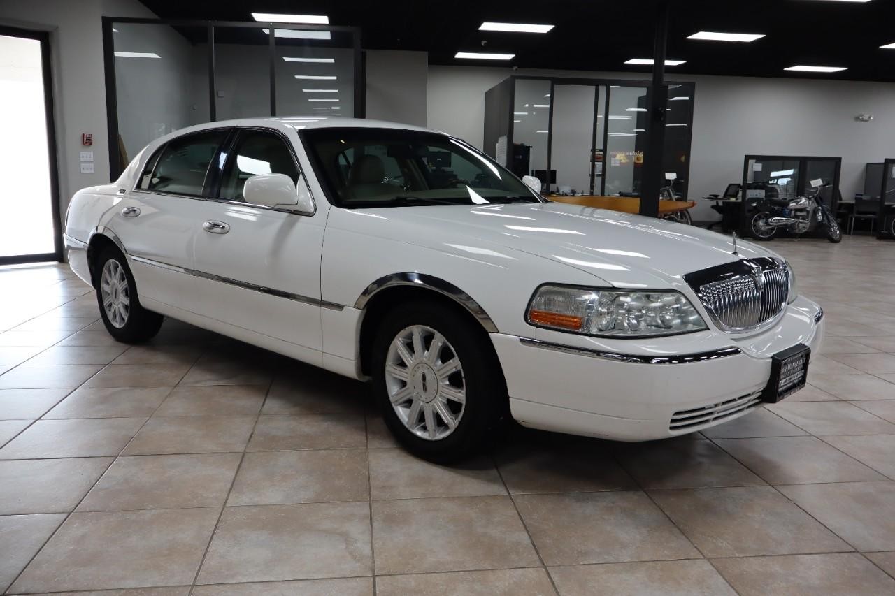Lincoln Town Car Vehicle Full-screen Gallery Image 7
