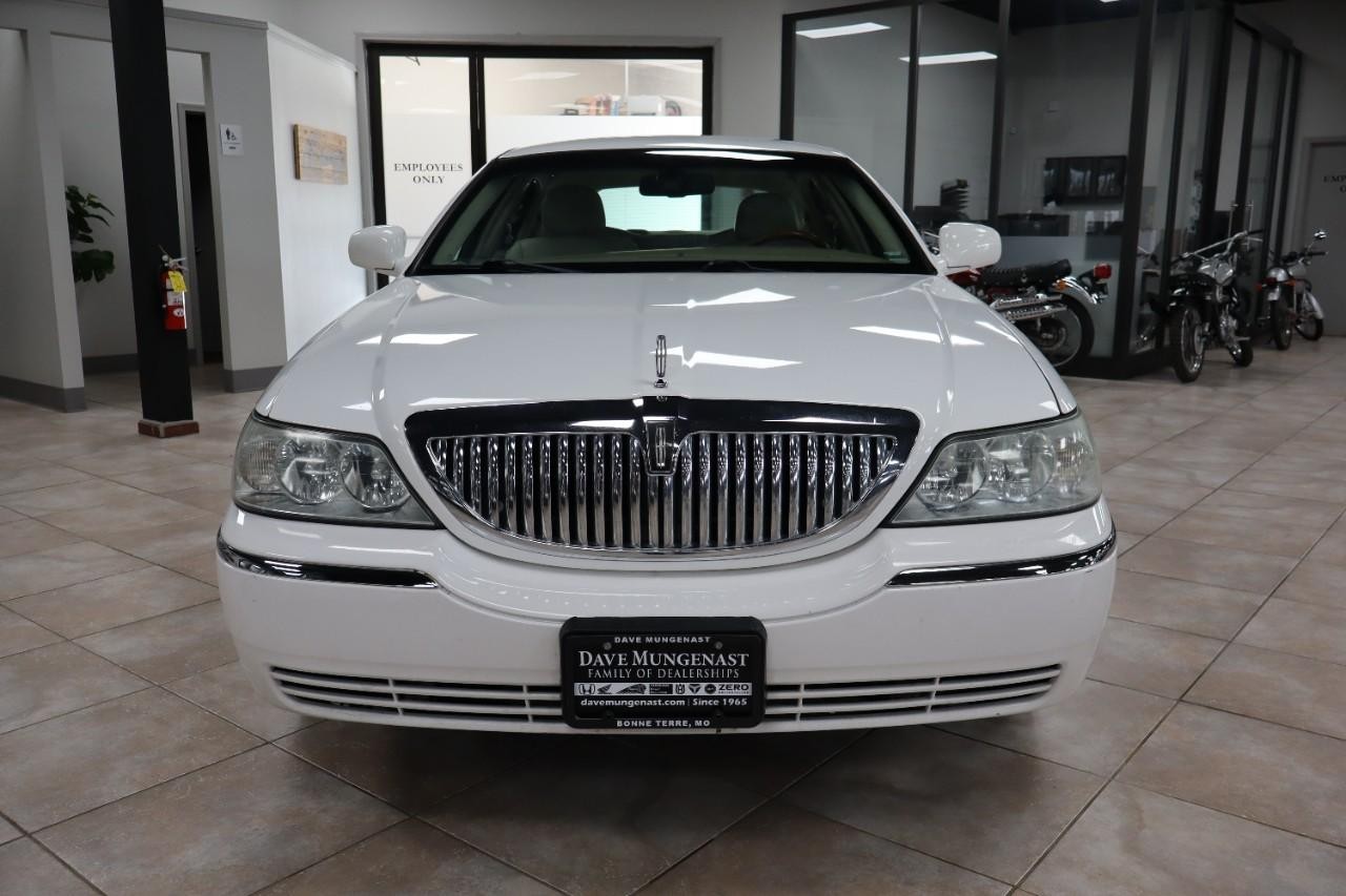Lincoln Town Car Vehicle Full-screen Gallery Image 8