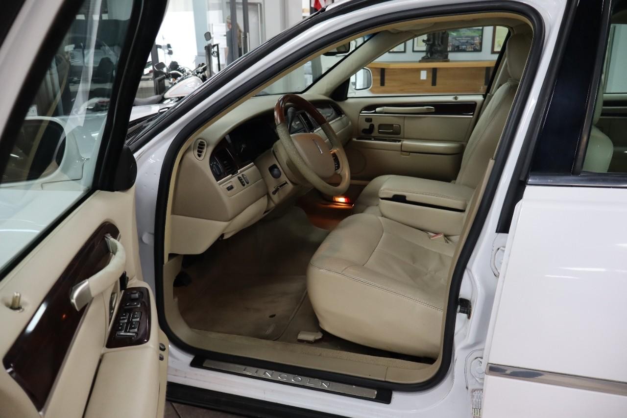 Lincoln Town Car Vehicle Full-screen Gallery Image 9
