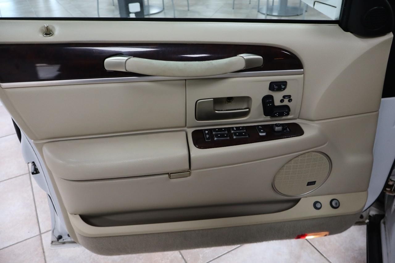 Lincoln Town Car Vehicle Full-screen Gallery Image 10