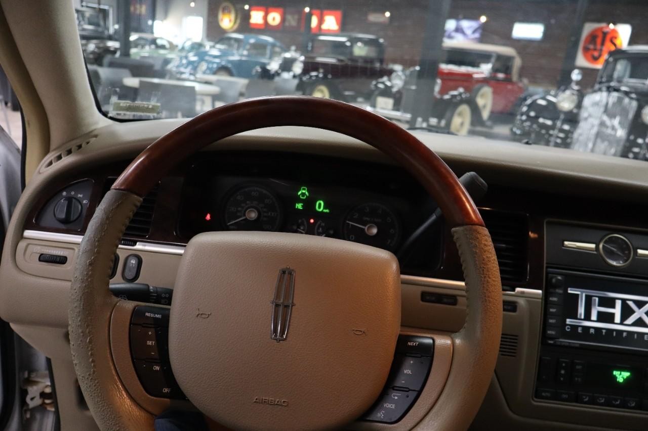Lincoln Town Car Vehicle Full-screen Gallery Image 11