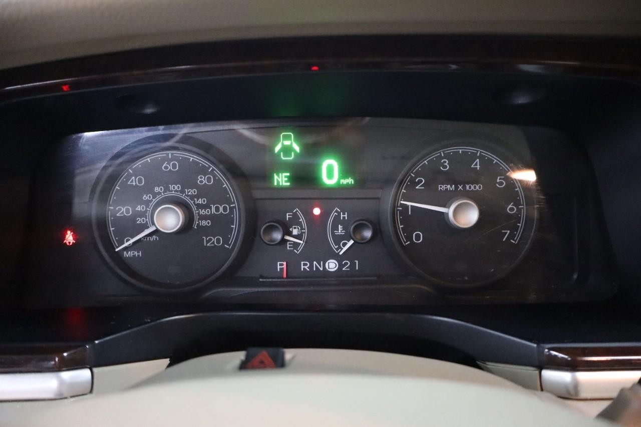 Lincoln Town Car Vehicle Full-screen Gallery Image 12