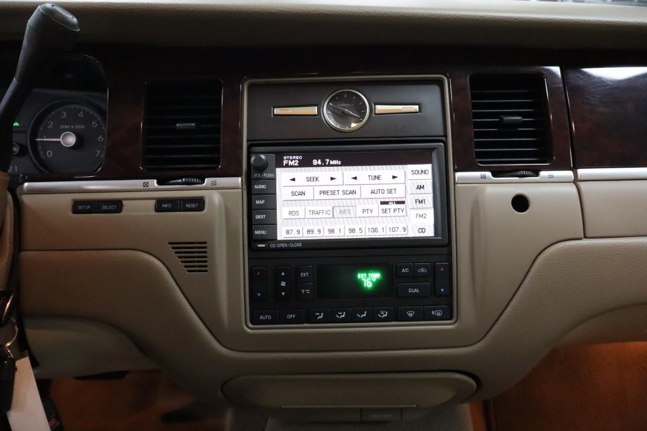 Lincoln Town Car Vehicle Full-screen Gallery Image 13