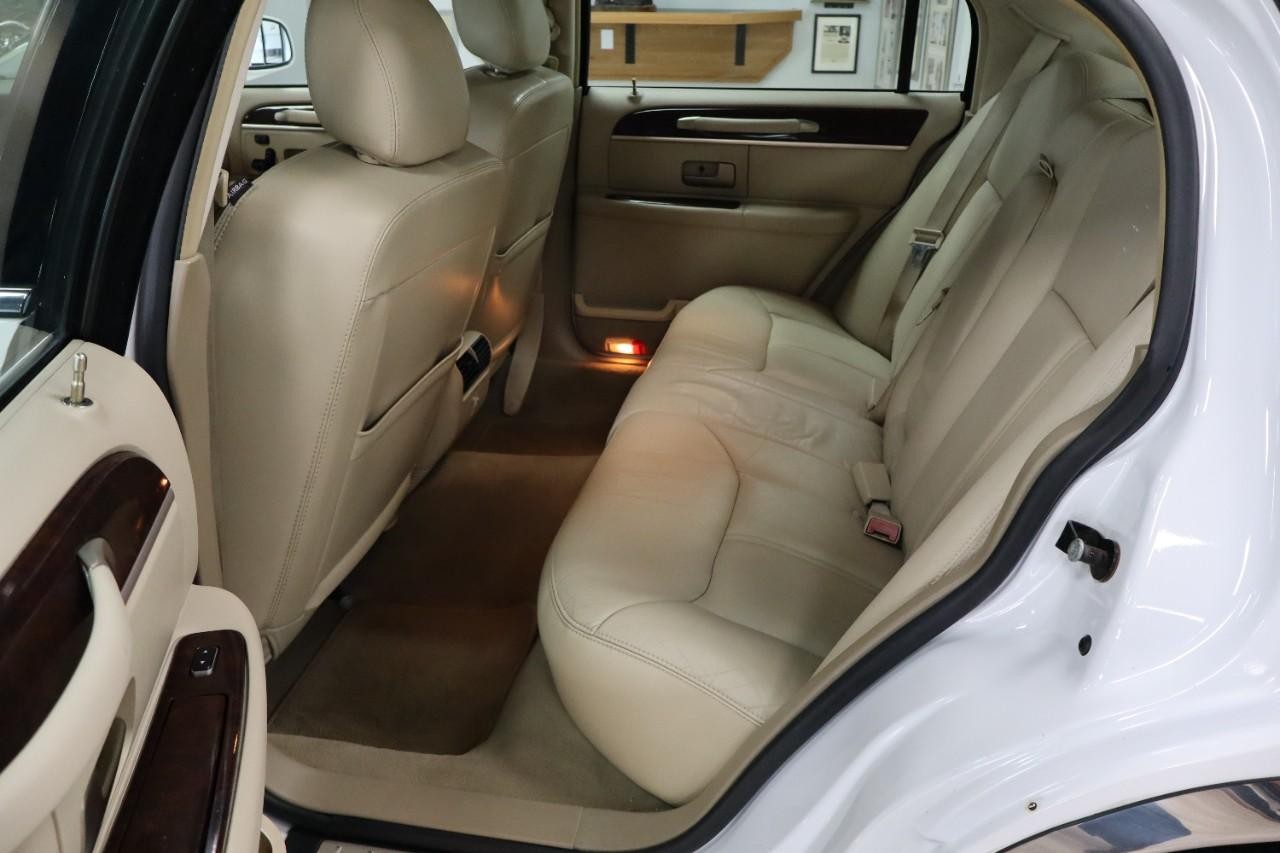 Lincoln Town Car Vehicle Full-screen Gallery Image 15