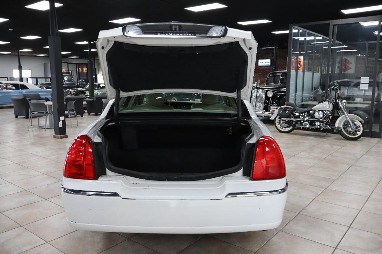Lincoln Town Car Vehicle Full-screen Gallery Image 16