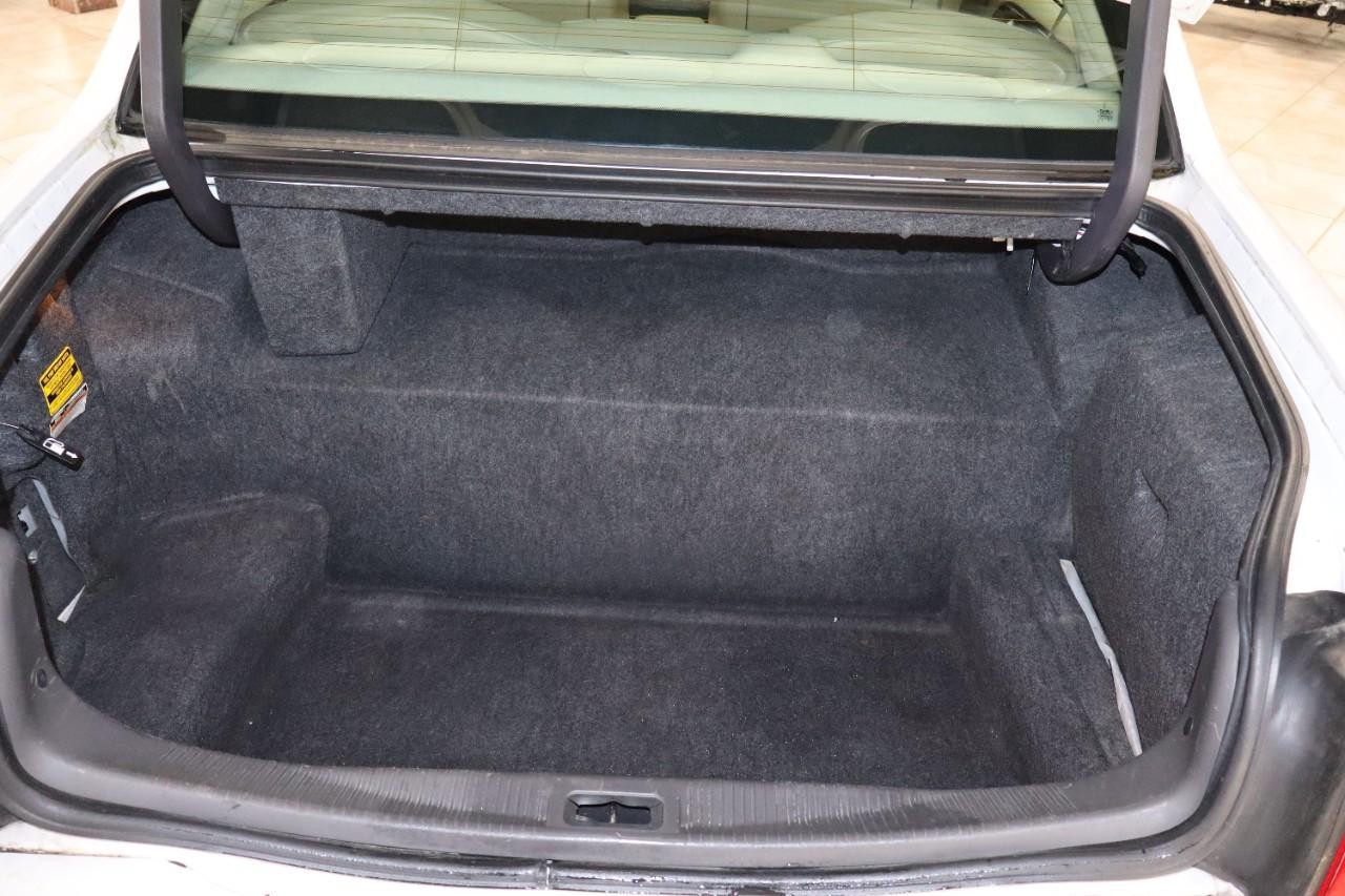 Lincoln Town Car Vehicle Full-screen Gallery Image 17