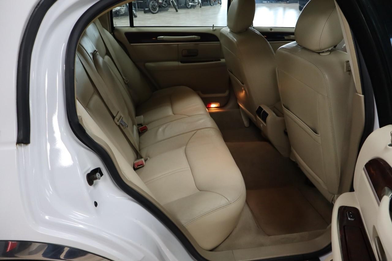 Lincoln Town Car Vehicle Full-screen Gallery Image 18