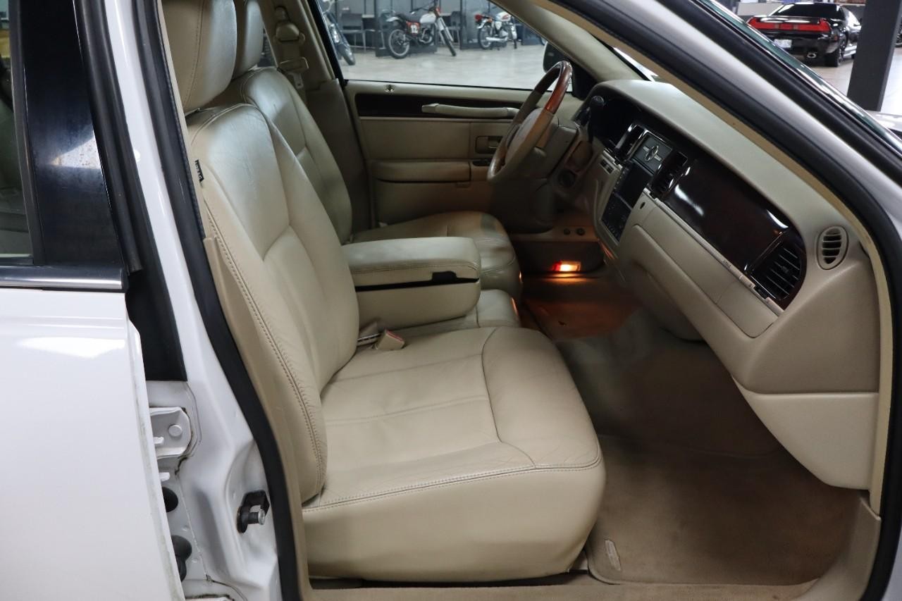Lincoln Town Car Vehicle Full-screen Gallery Image 19