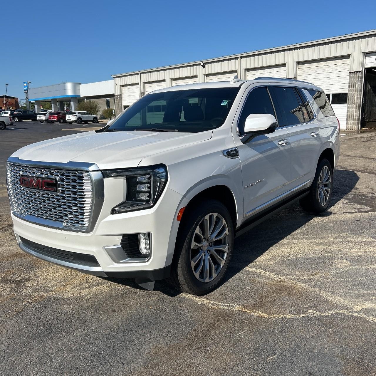GMC Yukon Vehicle Full-screen Gallery Image 2