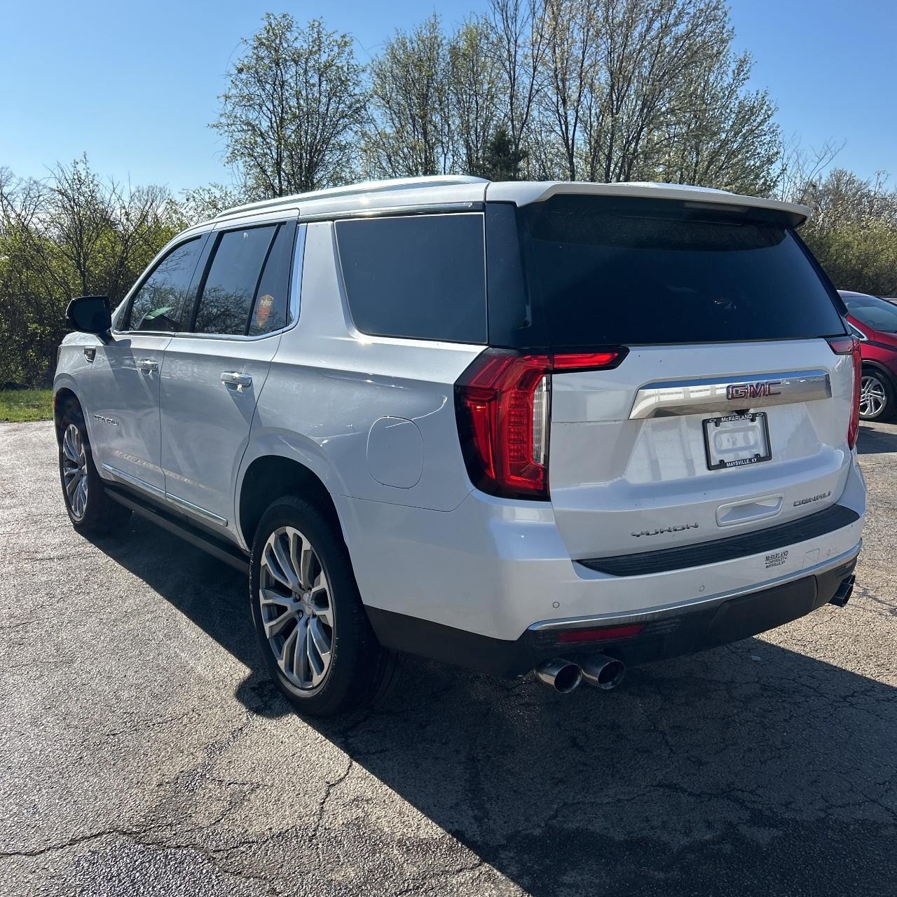 GMC Yukon Vehicle Full-screen Gallery Image 4