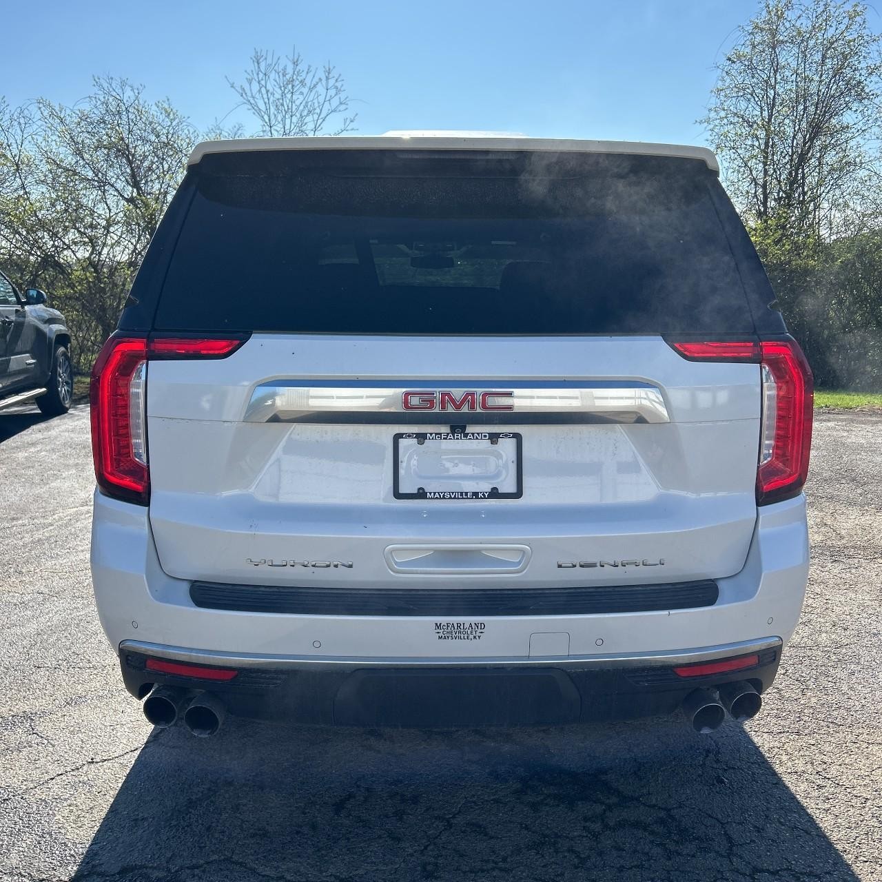 GMC Yukon Vehicle Full-screen Gallery Image 5