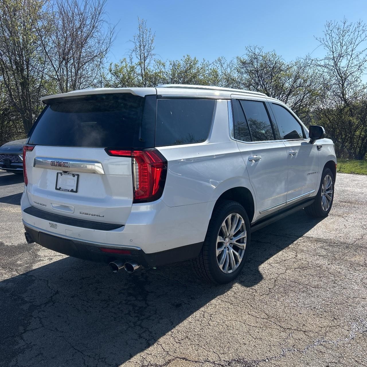 GMC Yukon Vehicle Full-screen Gallery Image 6