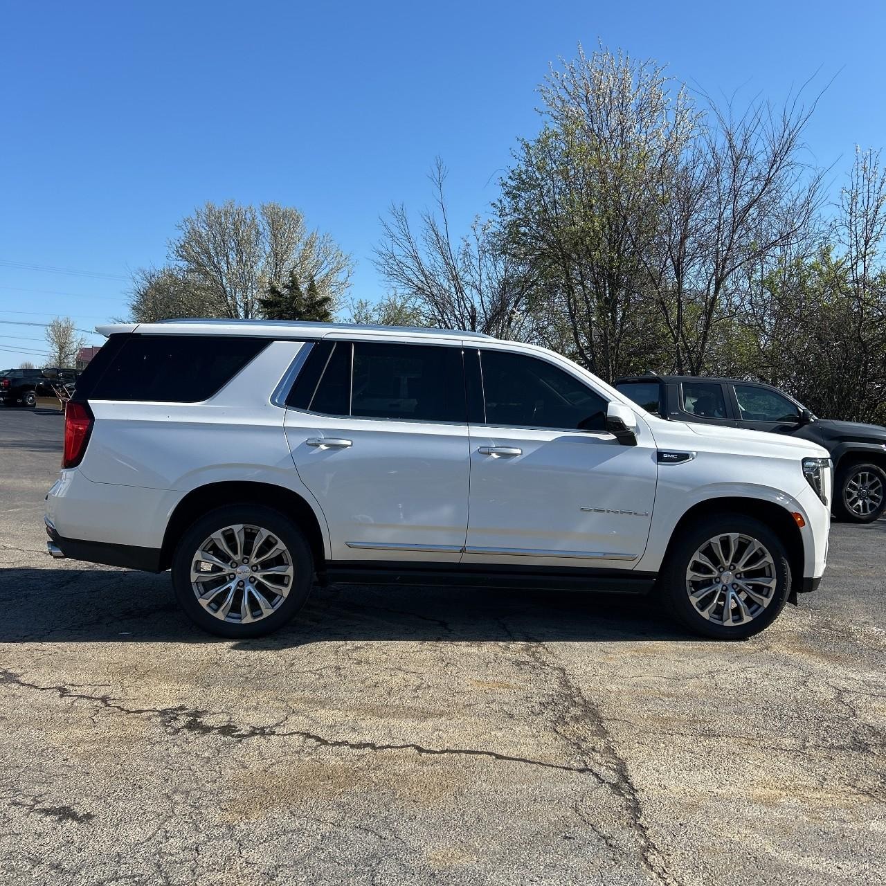 GMC Yukon Vehicle Full-screen Gallery Image 8