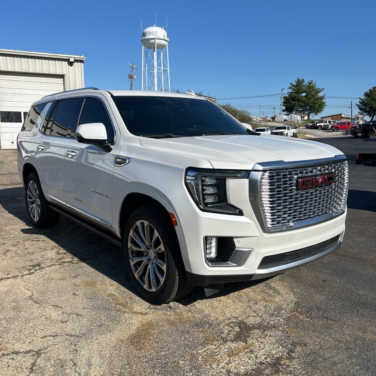 GMC Yukon Vehicle Full-screen Gallery Image 9