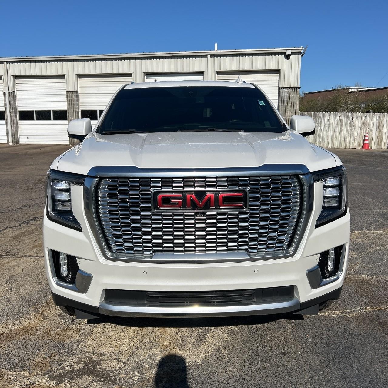 GMC Yukon Vehicle Full-screen Gallery Image 10