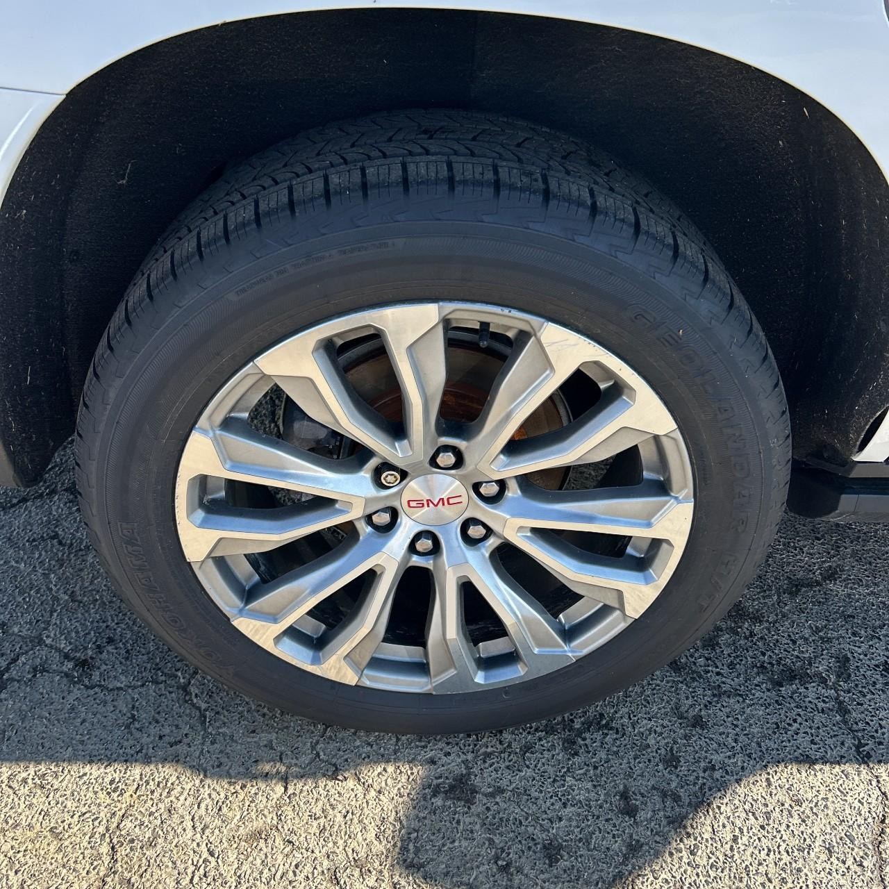 GMC Yukon Vehicle Full-screen Gallery Image 11