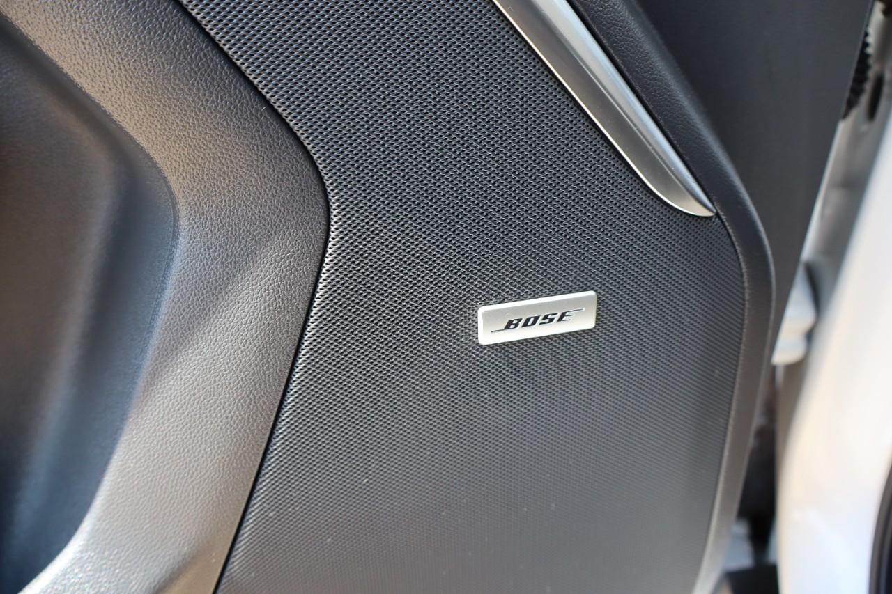 GMC Yukon Vehicle Full-screen Gallery Image 12