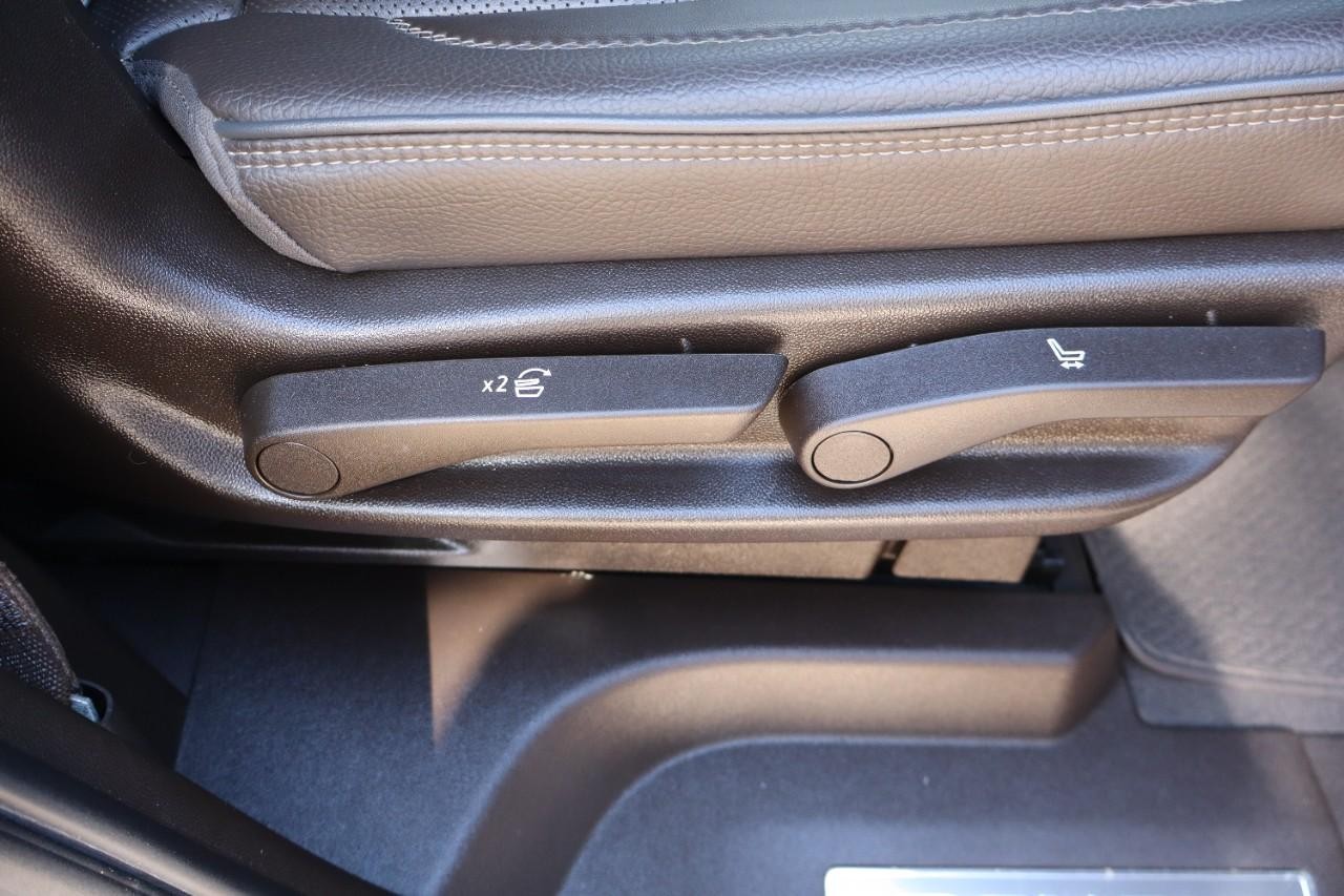 GMC Yukon Vehicle Full-screen Gallery Image 25