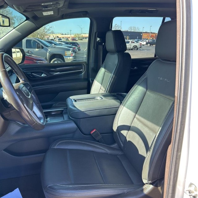 GMC Yukon Vehicle Full-screen Gallery Image 12