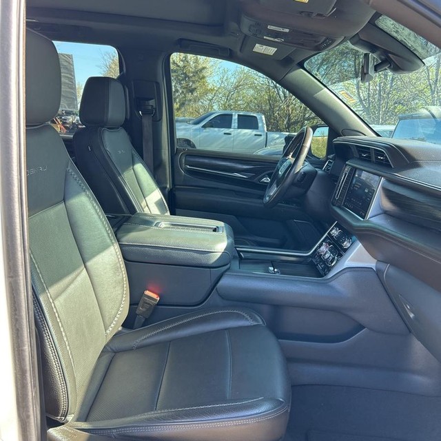 GMC Yukon Vehicle Full-screen Gallery Image 13