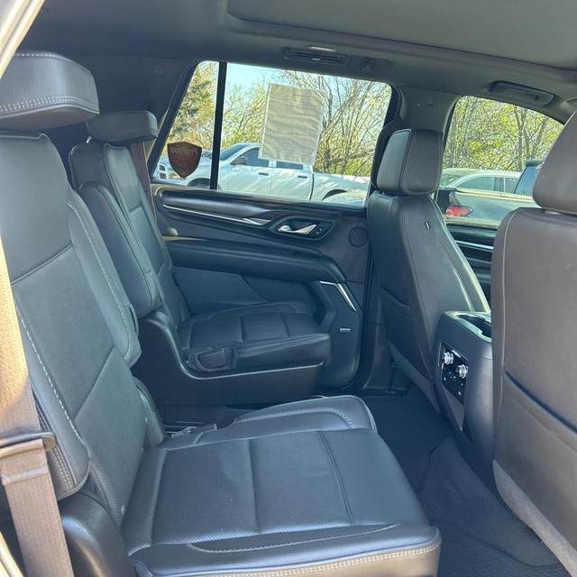 GMC Yukon Vehicle Full-screen Gallery Image 15