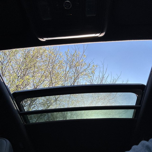 GMC Yukon Vehicle Full-screen Gallery Image 16