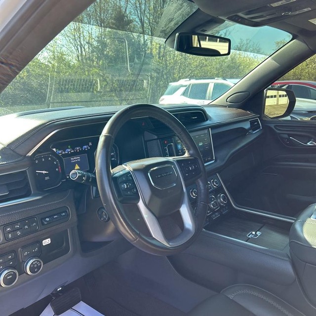 GMC Yukon Vehicle Full-screen Gallery Image 17