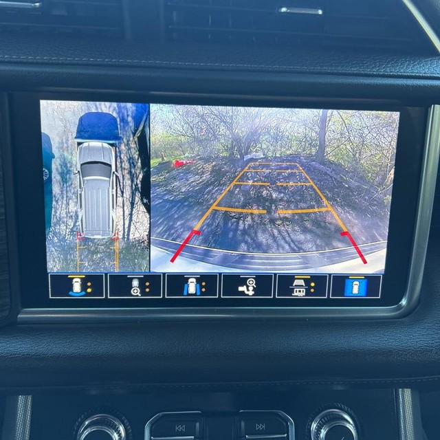 GMC Yukon Vehicle Full-screen Gallery Image 19