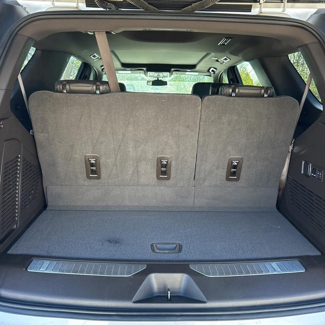 GMC Yukon Vehicle Full-screen Gallery Image 22