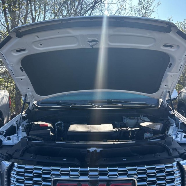 GMC Yukon Vehicle Full-screen Gallery Image 24