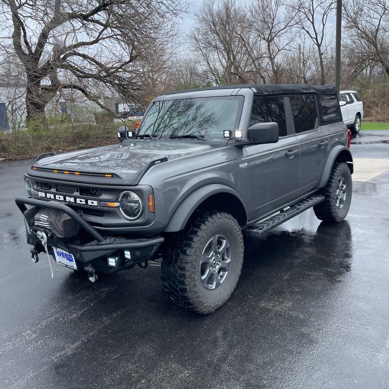 Ford Bronco Vehicle Full-screen Gallery Image 2