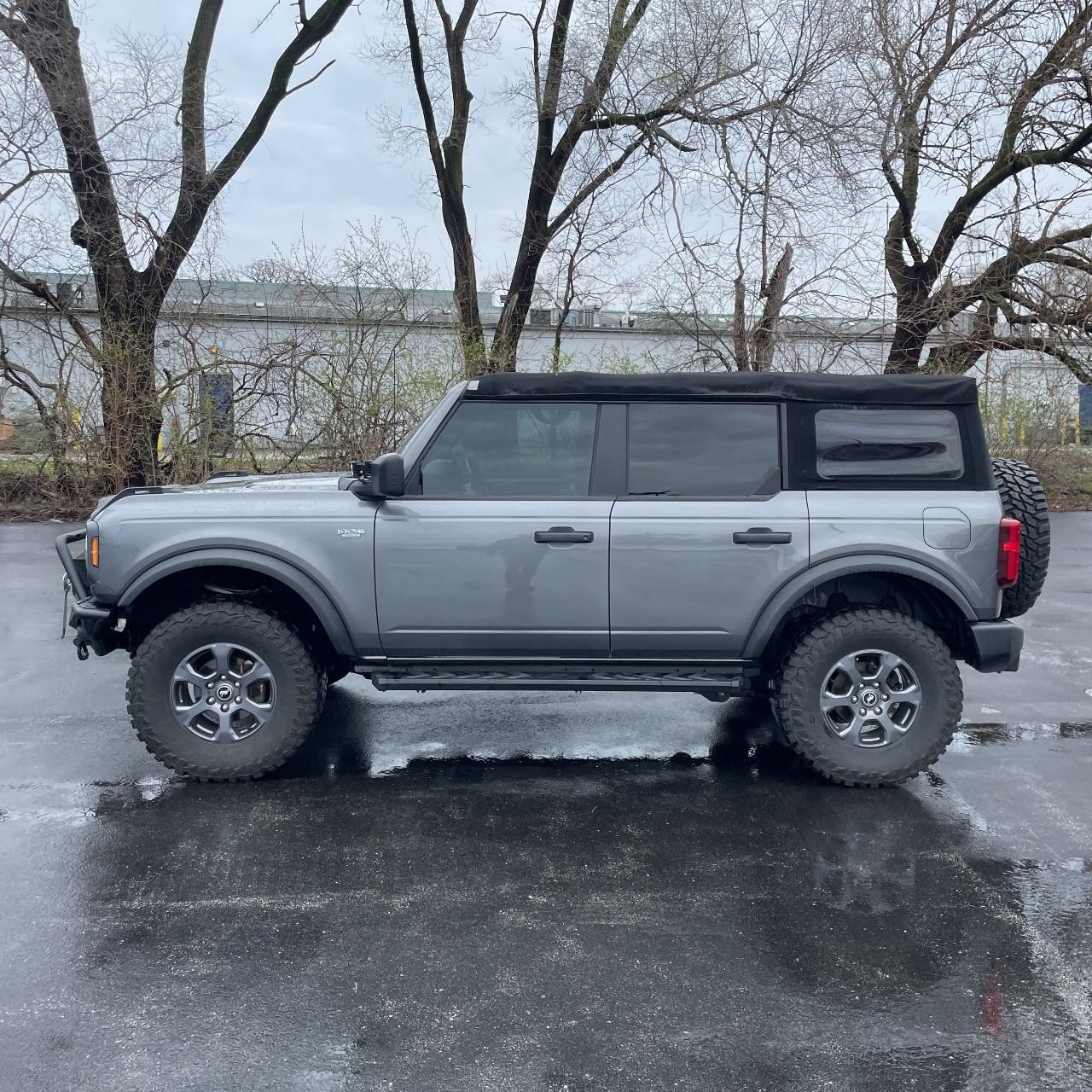 Ford Bronco Vehicle Full-screen Gallery Image 3