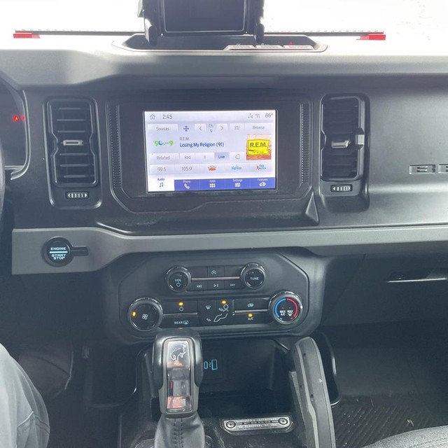 Ford Bronco Vehicle Full-screen Gallery Image 16